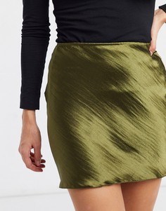 Блестящая атласная юбка мини в стиле комбинации в цвете хаки ASOS DESIGN-Зеленый