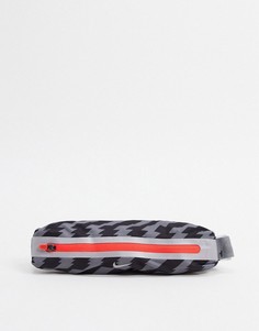 Узкая серая поясная сумка с контрастной молнией Nike Running-Серый