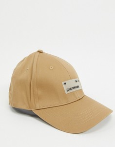 Бежевая бейсболка с каучуковым бейджем ASOS DESIGN-Коричневый