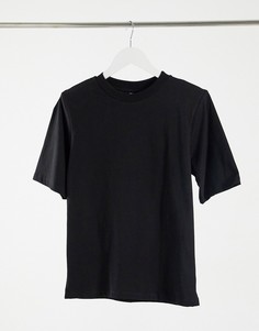 Черная футболка с подплечниками ASOS DESIGN-Черный