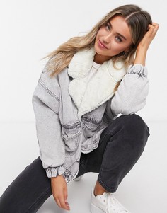 Джинсовая куртка в стиле oversized с воротником из искусственного меха в сером цвете с эффектом кислотной стирки Bershka-Серый