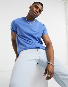 Синяя футболка с отворотами на рукавах ASOS DESIGN-Синий