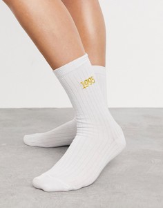 Белые высокие носки с вышивкой "1995" ASOS DESIGN-Белый