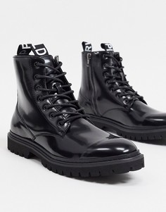 Черные ботинки из черной лакированной искусственной кожи на шнуровке с петлей из тесьмы на заднике ASOS Unrvlld Supply-Черный