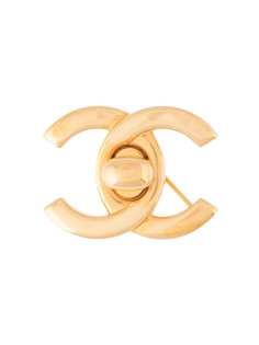 Chanel Pre-Owned брошь 1996-го года с логотипом CC