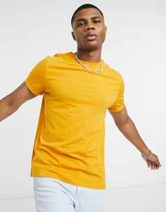 Футболка горчичного цвета с отворотами на рукавах ASOS DESIGN-Желтый