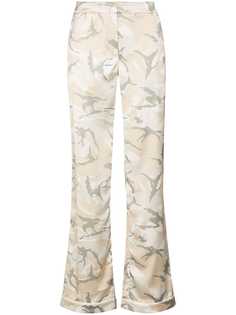 Off-White расклешенные брюки с камуфляжным узором