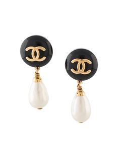 Chanel Pre-Owned серьги 1996-го года с искусственным жемчугом и логотипом CC