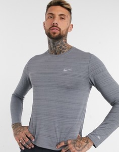 Серый лонгслив Nike Running Essentials