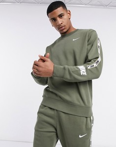 Свитшот цвета хаки с круглым вырезом и фирменной лентой Nike Repeat-Зеленый
