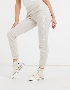 Кремовые спортивные брюки с вертикальным логотипом Abercrombie & Fitch-Кремовый