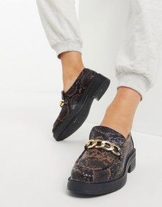 Коричневые лоферы под змеиную кожу с массивной цепочкой ASOS DESIGN Maple-Многоцветный