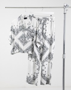 Пижама из рубашки с короткими рукавами и штанов белого цвета с платочным принтом ASOS DESIGN-Белый