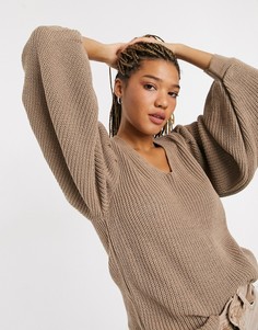 Серо-коричневый джемпер с V-образным вырезом и подплечниками ASOS DESIGN-Светло-бежевый
