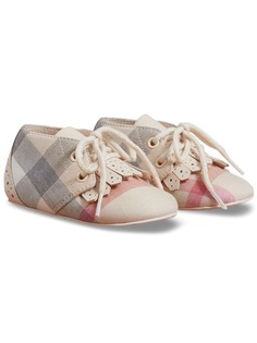 Burberry Kids клетчатые пинетки с бахромой