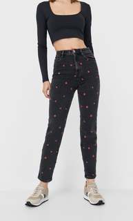 Stradivarius Джинсы Mom Fit Облегающего Кроя С Вышивкой Женская Коллекция С Эффектом Потертости 42