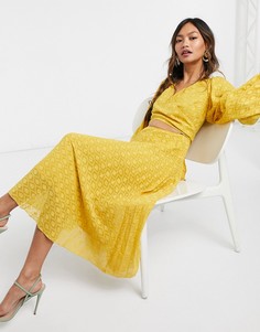 Платье миди из ткани добби горчичного цвета с поясом и плиссировкой ASOS DESIGN-Желтый