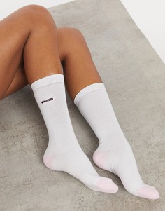 Белые высокие носки с вышивкой «Whatever» ASOS DESIGN-Белый
