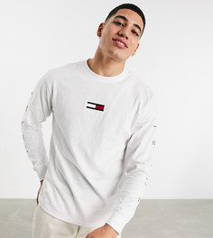 Белый свободный лонгслив с флагом спереди и фирменным принтом на спине Tommy Jeans эксклюзивно для ASOS
