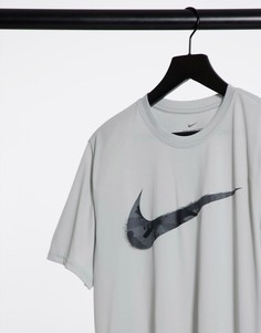 Серая футболка с камуфляжным принтом на логотипе-галочке Nike Training-Серый