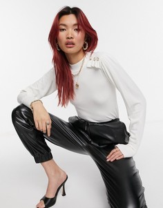 Белый джемпер с оборками и искусственным жемчугом River Island