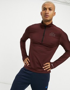Красный топ на короткой молнии с графическим принтом на груди Nike Running Run Division Element
