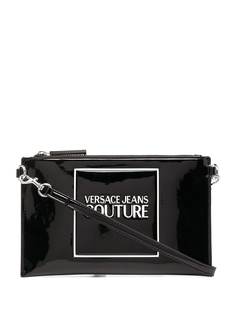 Versace Jeans Couture лакированный клатч с тисненым логотипом
