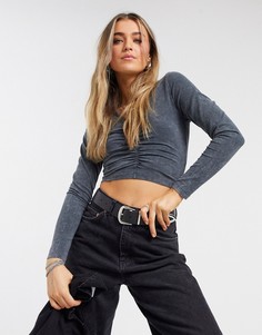 Темно-серый лонгслив со сборками и эффектом кислотной стирки ASOS DESIGN