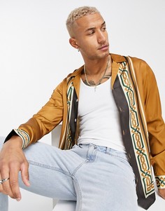 Атласная рубашка классического кроя с отложным воротником и окантовкой с геометрическим орнаментом ASOS DESIGN-Желтый