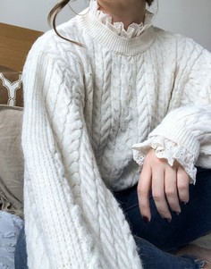 Кремовый джемпер с узором «косичка» и кружевными оборками ASOS DESIGN