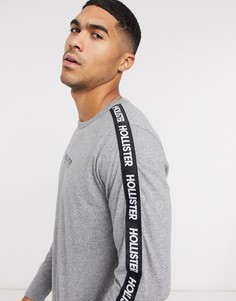 Серый лонгслив с фирменной светоотражающей лентой Holister-Темно-синий Hollister