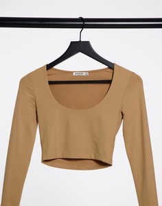 Бежевый кроп-топ с овальным вырезом и длинными рукавами Stradivarius