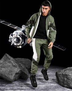 Джоггеры цвета хаки с манжетами Nike Heritage Essentials Windrunner-Зеленый