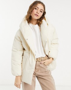Пуховик с капюшоном и запахом цвета экрю Bershka-Кремовый