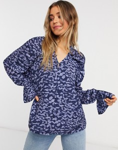 Свободная блузка с оборками темно-синего цвета с цветочным рисунком In The Style x Jac Jossa-Многоцветный