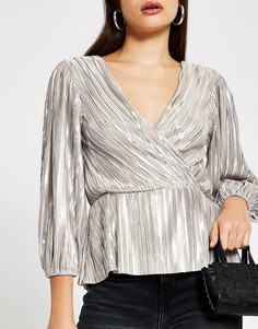 Серебристый плиссированный топ с запахом и эффектом металлик River Island