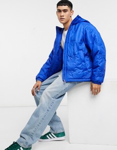 Синий пуховик с вышитыми трилистниками adidas Originals-Голубой