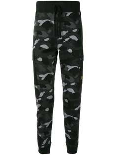 A BATHING APE® спортивные брюки карго с камуфляжным принтом