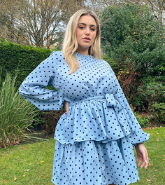 Голубое платье в горошек с высоким воротом, расклешенной юбкой и поясом In The Style Plus x Olivia Bowen-Многоцветный