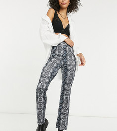Серые расклешенные брюки со змеиным принтом New Look Tall-Серый