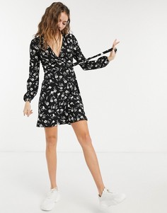 Мягкое платье с запахом и монохромным цветочным принтом QED London-Черный