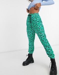 Зеленые шорты с ярким леопардовым принтом Love Moschino-Зеленый