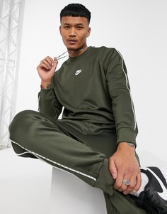 Свитшот цвета хаки с круглым вырезом и фирменным кантом Nike Repeat Pack-Зеленый
