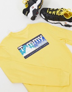 Желтый лонгслив с принтом гор на спине Tommy Jeans
