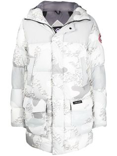 Canada Goose пуховик с капюшоном и камуфляжным принтом