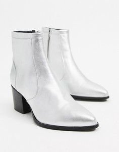 Серебристые кожаные ботинки челси на каблуке с контрастной черной подошвой ASOS DESIGN-Серебристый
