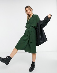 Темно-зеленое платье миди на запахе из переработанных материалов Monki Andie-Зеленый цвет