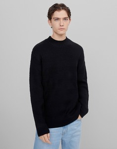 Черный джемпер с высоким воротником с узором «косичка» Bershka