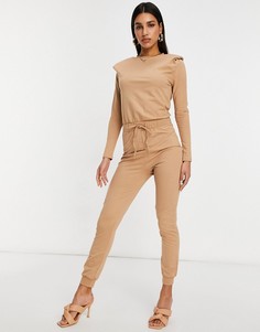 Комбинезон с подплечниками, длинными рукавами и зауженными брюками карамельного цвета ASOS DESIGN-Коричневый цвет
