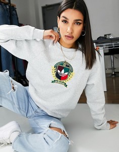 Серый свитшот с круглым вырезом и университетской эмблемой adidas Originals